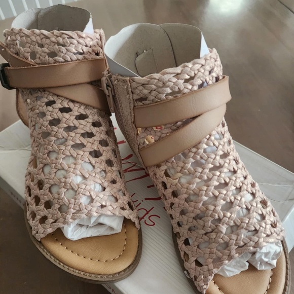 Girls New in box Sandals size 3 - Picture 1 of 8